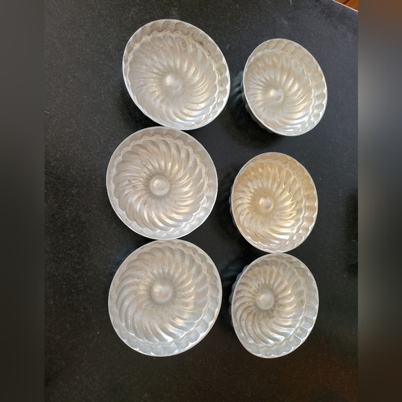 Set of 6 Vintage Tin Aluminum Swirled Jello/Cake Molds 3.5" x 1" - Picture 3 of 6